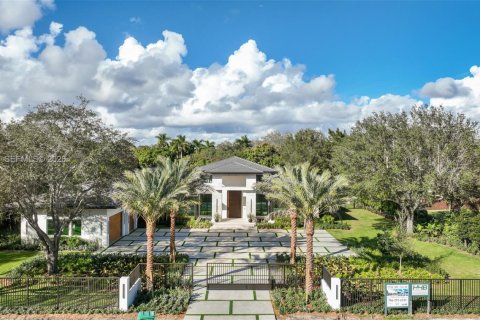 House in Pinecrest, Florida 7 bedrooms, 636.01 sq.m. № 2178404 - photo 10