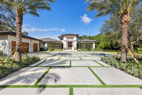 House in Pinecrest, Florida 7 bedrooms, 636.01 sq.m. № 2178404 - photo 2