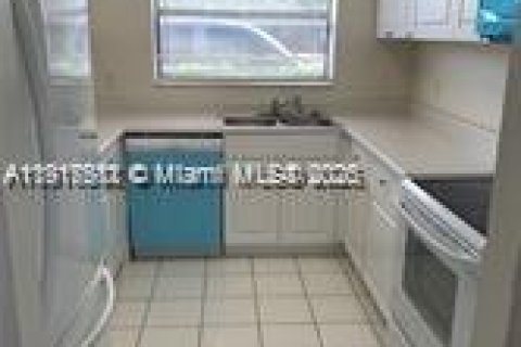 House in Wellington, Florida 2 bedrooms, 95.32 sq.m. № 2059713