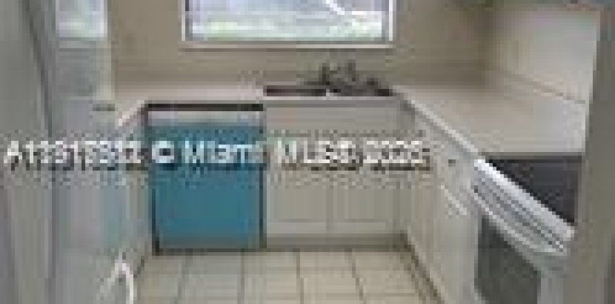 House in Wellington, Florida 2 bedrooms, 95.32 sq.m. № 2059713