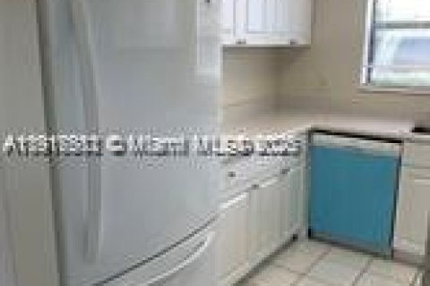 House in Wellington, Florida 2 bedrooms, 95.32 sq.m. № 2059713 - photo 2