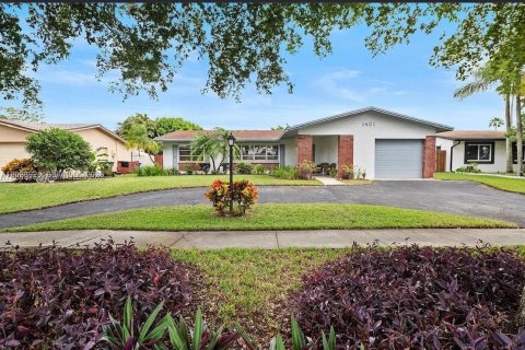 Casa en Pembroke Pines, Florida 3 dormitorios, 180.6 m2 № 2374510
