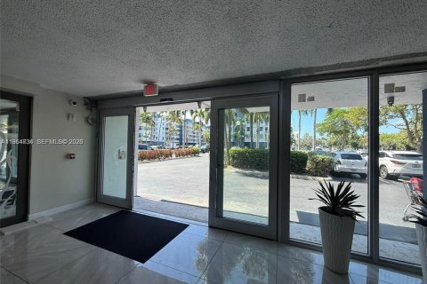 Condo in North Miami Beach, Florida, 2 bedrooms  № 2009257 - photo 3