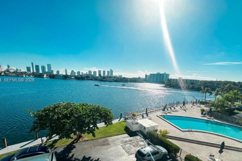 Condo in North Miami Beach, Florida, 2 bedrooms  № 2009257 - photo 2