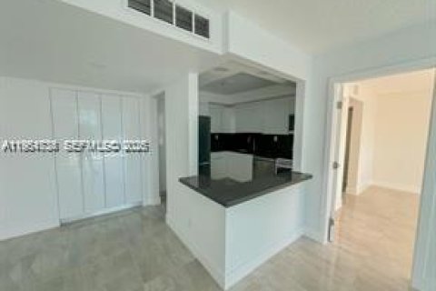 Condo in North Miami Beach, Florida, 2 bedrooms  № 2009257 - photo 8