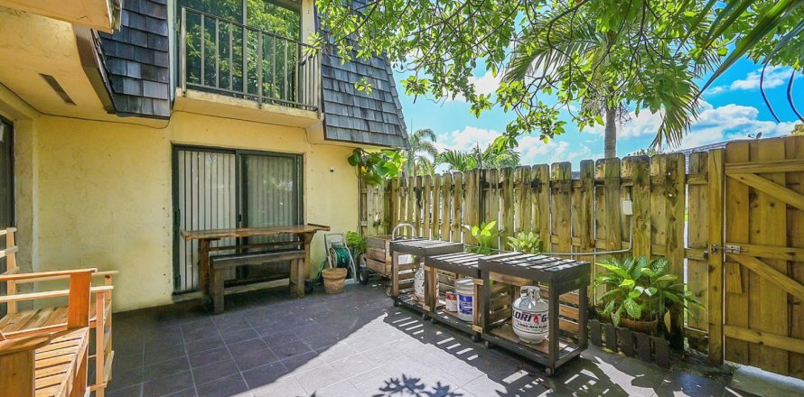 Townhouse in Palm Springs, Florida 2 bedrooms, 117.06 sq.m. № 1183751
