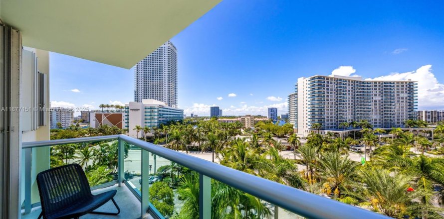 Кондоминиум с 2 спальнями в Холливуд, Флорида № 1923915