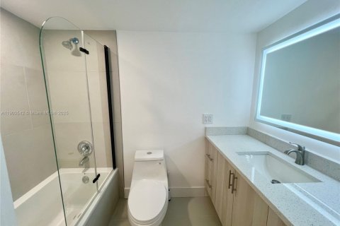 Copropriété à vendre à Hallandale Beach, Floride: 2 chambres, 106.84 m2 № 2015863 - photo 13