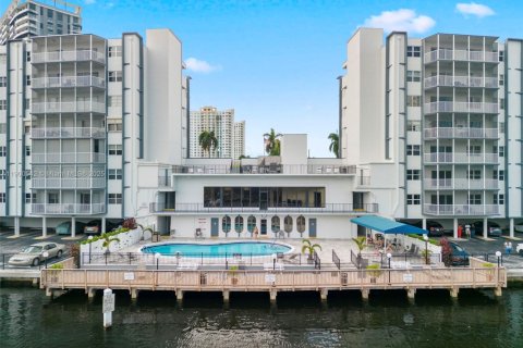 Copropriété à vendre à Hallandale Beach, Floride: 2 chambres, 106.84 m2 № 2015863 - photo 4