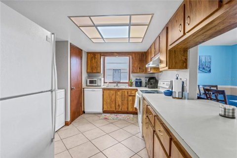 Condo in Daytona Beach, Florida, 2 bedrooms № 2198466 - photo 8