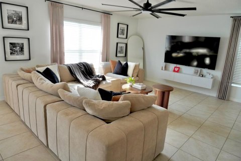 House in Ruskin, Florida 4 bedrooms, 216.28 sq.m. № 2380718 - photo 6
