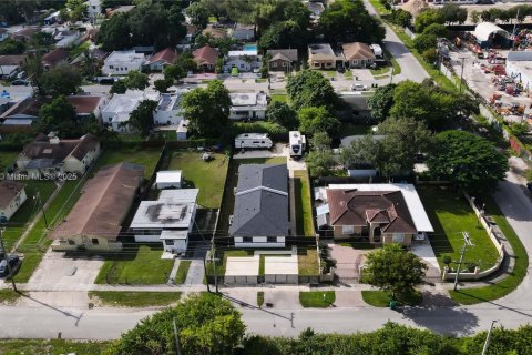 House in Miami, Florida 3 bedrooms, 185.62 sq.m. № 1947816 - photo 8
