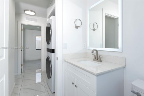 House in Miami, Florida 3 bedrooms, 185.62 sq.m. № 1947816 - photo 22