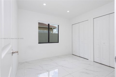 House in Miami, Florida 3 bedrooms, 185.62 sq.m. № 1947816 - photo 15