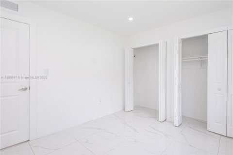 House in Miami, Florida 3 bedrooms, 185.62 sq.m. № 1947816 - photo 24