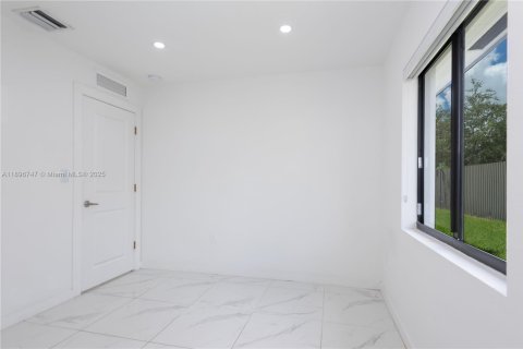 House in Miami, Florida 3 bedrooms, 185.62 sq.m. № 1947816 - photo 17