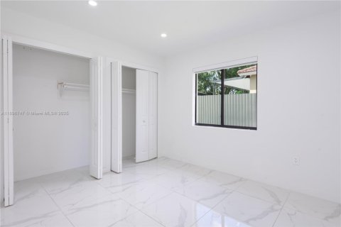 House in Miami, Florida 3 bedrooms, 185.62 sq.m. № 1947816 - photo 23