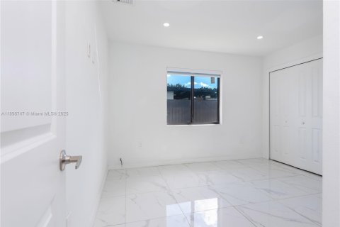 House in Miami, Florida 3 bedrooms, 185.62 sq.m. № 1947816 - photo 27