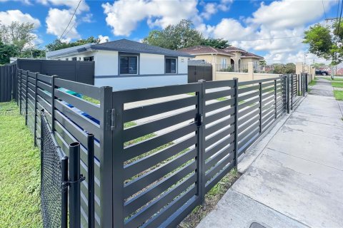 House in Miami, Florida 3 bedrooms, 185.62 sq.m. № 1947816 - photo 3