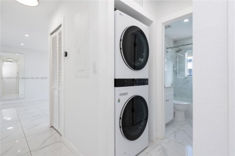 House in Miami, Florida 3 bedrooms, 185.62 sq.m. № 1947816 - photo 20