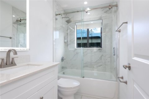 House in Miami, Florida 3 bedrooms, 185.62 sq.m. № 1947816 - photo 21