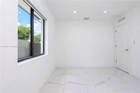 House in Miami, Florida 3 bedrooms, 185.62 sq.m. № 1947816 - photo 26
