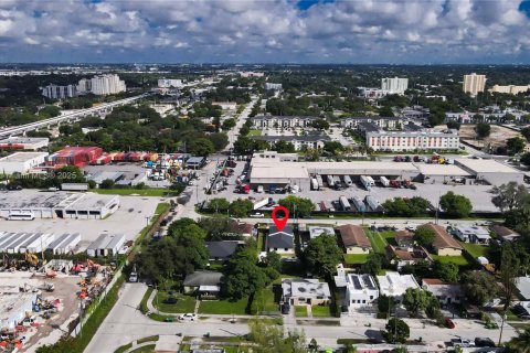 House in Miami, Florida 3 bedrooms, 185.62 sq.m. № 1947816 - photo 12