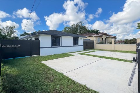 House in Miami, Florida 3 bedrooms, 185.62 sq.m. № 1947816 - photo 2