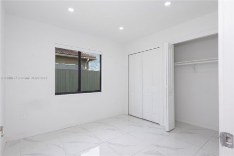 House in Miami, Florida 3 bedrooms, 185.62 sq.m. № 1947816 - photo 19