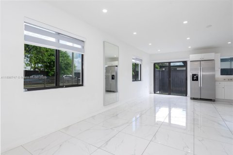 House in Miami, Florida 3 bedrooms, 185.62 sq.m. № 1947816 - photo 13