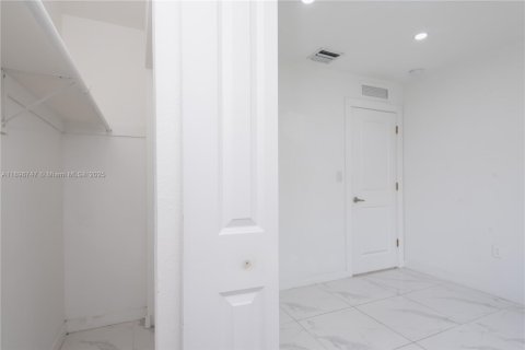 House in Miami, Florida 3 bedrooms, 185.62 sq.m. № 1947816 - photo 16