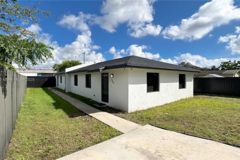 House in Miami, Florida 3 bedrooms, 185.62 sq.m. № 1947816 - photo 4