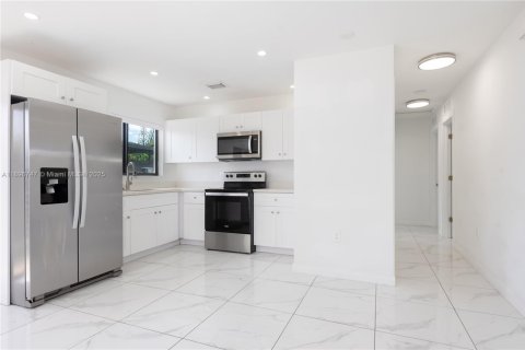 House in Miami, Florida 3 bedrooms, 185.62 sq.m. № 1947816 - photo 14