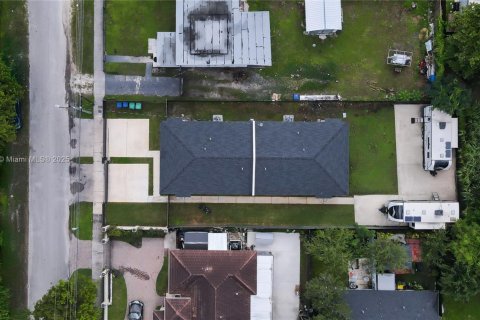 House in Miami, Florida 3 bedrooms, 185.62 sq.m. № 1947816 - photo 10