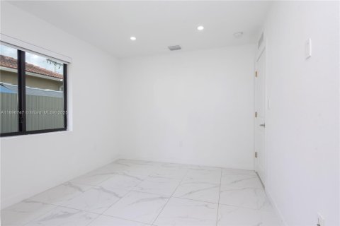 House in Miami, Florida 3 bedrooms, 185.62 sq.m. № 1947816 - photo 25