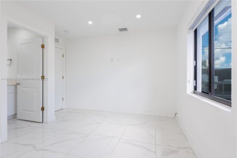 House in Miami, Florida 3 bedrooms, 185.62 sq.m. № 1947816 - photo 29