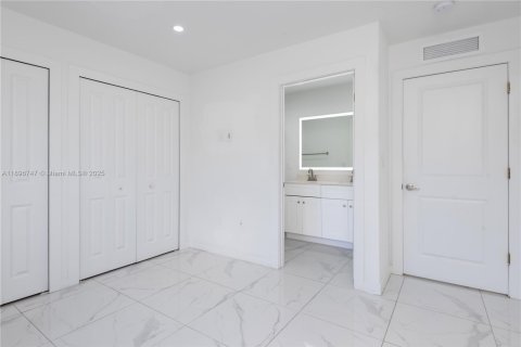 House in Miami, Florida 3 bedrooms, 185.62 sq.m. № 1947816 - photo 28