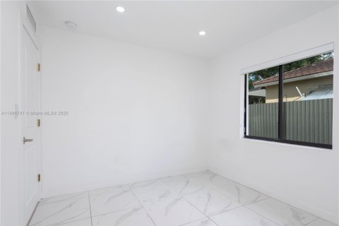 House in Miami, Florida 3 bedrooms, 185.62 sq.m. № 1947816 - photo 18