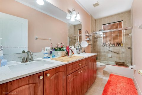 Casa en venta en Miami, Florida, 4 dormitorios, 328.04 m2 № 1890602 - foto 13