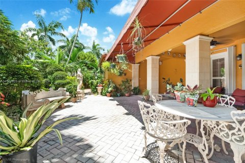 Casa en venta en Miami, Florida, 4 dormitorios, 328.04 m2 № 1890602 - foto 17