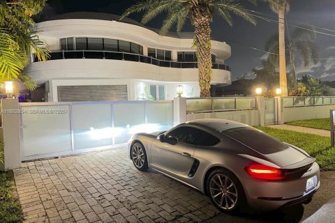 Villa ou maison à vendre à North Miami Beach, Floride: 6 chambres № 1976604 - photo 10
