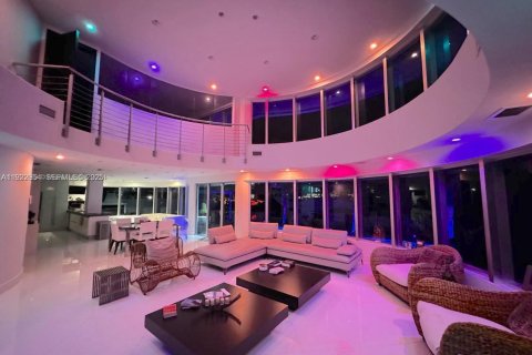 Villa ou maison à vendre à North Miami Beach, Floride: 6 chambres № 1976604 - photo 24