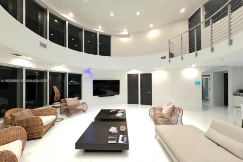 Villa ou maison à vendre à North Miami Beach, Floride: 6 chambres № 1976604 - photo 21