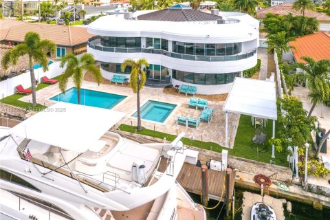 Villa ou maison à vendre à North Miami Beach, Floride: 6 chambres № 1976604 - photo 1