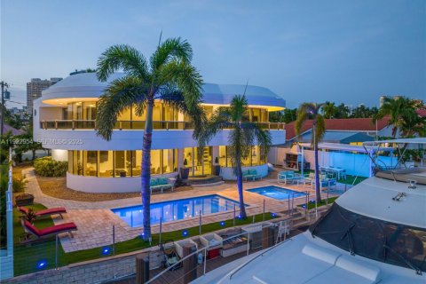 Villa ou maison à vendre à North Miami Beach, Floride: 6 chambres № 1976604 - photo 2