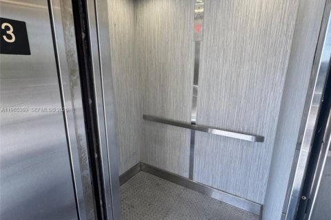 Condo in Miami, Florida, 2 bedrooms  № 2026958 - photo 22