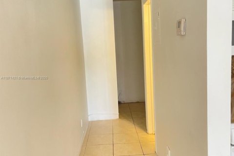 Снять в аренду квартиру в Форт-Лодердейл, Флорида 1027.96м2, № 1919980 - фото 3