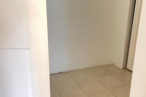 Снять в аренду квартиру в Форт-Лодердейл, Флорида 1027.96м2, № 1919980 - фото 4