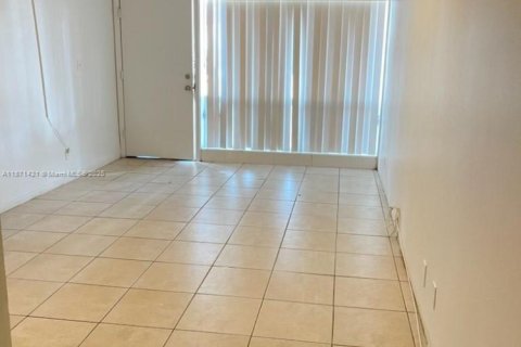 Снять в аренду квартиру в Форт-Лодердейл, Флорида 1027.96м2, № 1919980 - фото 1