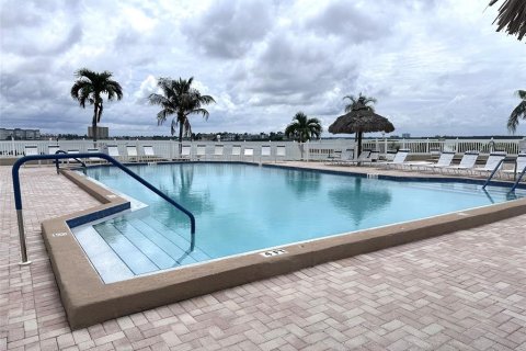 Copropriété à vendre à Saint Petersburg, Floride: 2 chambres, 106.84 m2 № 2213457 - photo 15
